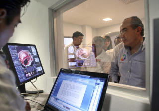 BES�KER SYKEHUS: President Felipe Calder�n, her p� et sykehus i Salina Cruz, varsler at myndighetene kan komme til � isolere smittede. Foto:
REUTERS/Alfredo Guerrero/Mexican Presidency Handout/Scanpix