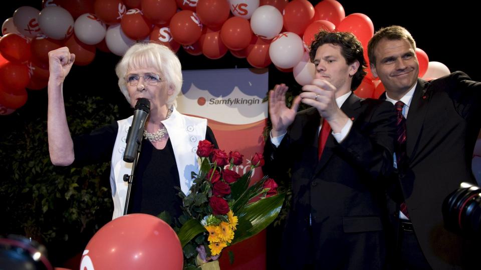 SEIER: Statsminister Johanna Sigurdardottir feirer valgseieren. N� kan det g� mot EU-medlemskap for den �konomisk skakkj�rte �ystaten. Foto: EPA/HALLDOR KOLBEINS/SCANPIX