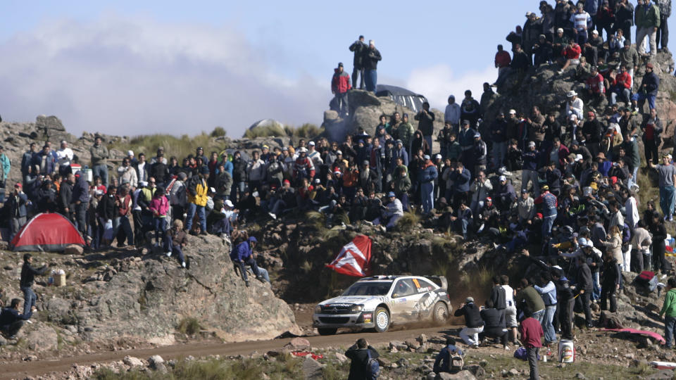 IKKE �RETS BIL: Petter Solberg og Phil Mills merker at Citroen Xsaraen ikke har den nyeste teknologien. Foto: SCANPIX/AP/Eduardo Di Baia