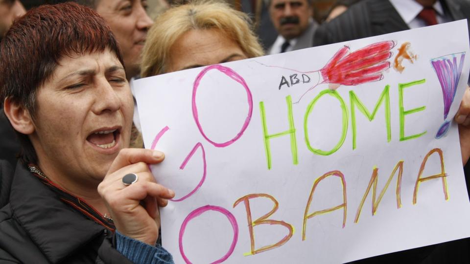 OBAMA-MOTSTAND: Alt g�r ikke like bra i Obama-land, skriver Naomi Klein. Hun har laget en egen ordliste for skuffede Obama-fans. Her demonstrerer tyrkere mot Obama i Ankara 6. april. Foto: SCANPIX / REUTERS/Pawel Kopczynski