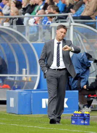 P� TIDE � SKRIVE UNDER? Molde er i forhandlinger med trener Kjell Jonevret om en forlengelse av kontrakten, men �ge Hareide er trolig en het kandidat til � ta over om det ikke skulle ordne seg.
Foto: Svein Ove Ekornesv�g / SCANPIX