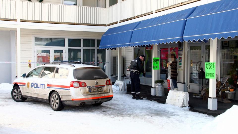 TO OM DAGEN: En mann bev�pnet med to v�pen fors�kte 27. februar � rane en MIX-kiosk p� Eidsvoll, men overga seg til politiet som kom tilstede underveis i ranet.
Foto: Dan �sen Hansen / SCANPIX
