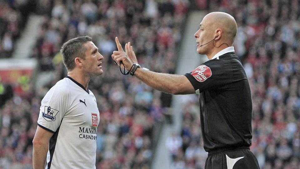 F�R KJEFT: Dommer Howard Webb regnes som en av Englands absolutt beste dommere, men straffen han ga Manchester United i g�r kveld var ikke popul�r blant Robbie Keane og de andre i Tottenham-leiren. Foto: SCANPIX/EPA/MAGI HAROUN
