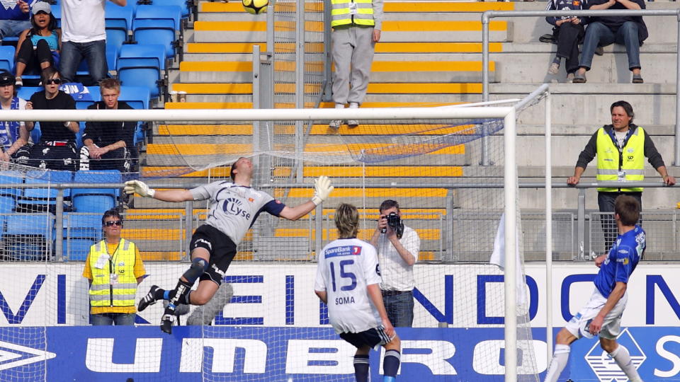 KONTROLL: Viking-keeper Thomas Myhres solide reaksjonsredning p� Christian Steens heading under kampen mellom Molde og Viking p� Aker Stadion i g�r. Myhre spilte en kjempekamp i Molde.
Foto: Svein Ove Ekornesv�g / SCANPIX