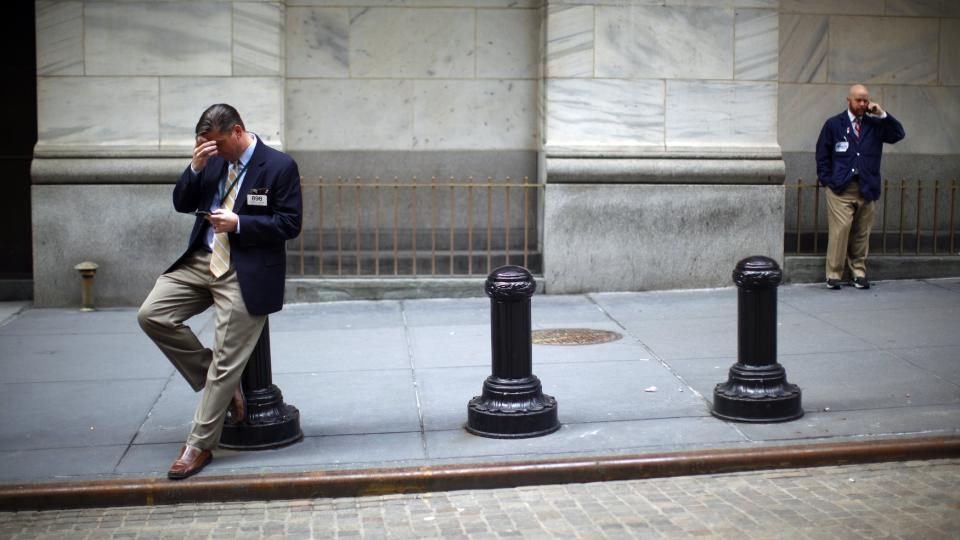 WALL STREET: Aksjehandlere utenfor b�rsen i New York. Foto: REUTERS/Eric Thayer/SCANPIX