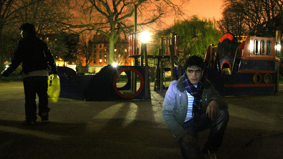 UTEN HJEM: Afghanske gatebarn inntar parken Villemin i Paris on March 26, 2009. Flyktningeorganisasjonen Terre d'Asile har kartlagt 683 mindre�rige hjeml�se flyktninger i Paris. Foto: AFP / JOEL SAGET/SCANPIX