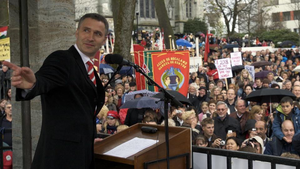 KRISETEGN: Statsminister Jens Stoltenberg, her i sin 1. mai-tale i Stavanger i fjor, skal i �r tale p� Youngstorget i Oslo. Den �konomiske krisen vil danne bakteppet for �rets taler. Foto: Alf Ove Hansen / SCANPIX
