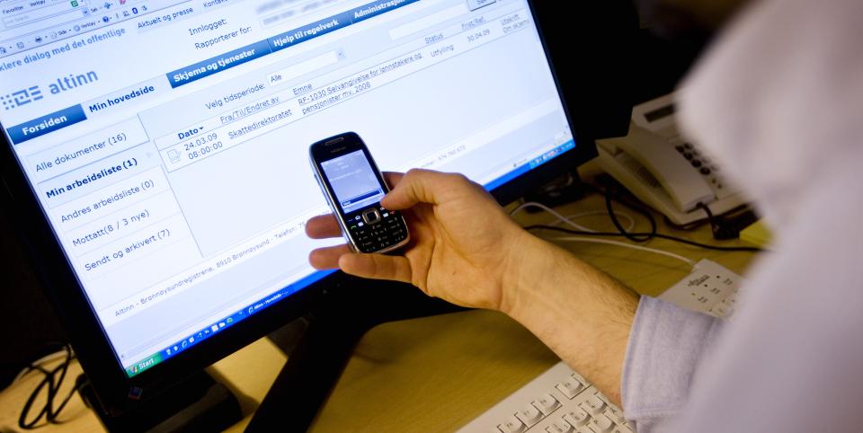 PAPIRL�ST: Stadig flere velger � motta og endre selvangivelsen elektronisk. Foto: SCANPIX