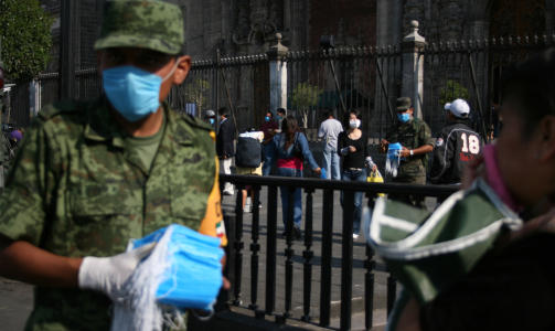 UTDELING: Det milit�re deler ut munnbind i fleng p� gatene i Mexico City. Mange apoteker har v�rt utsolgt i flere dager. Foto: Ane Teksum Isbrekken.