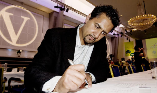 - T�R IKKE: - Frps Per-Willy Amundsen t�r ikke ta testen fordi han da ville avsl�rt sine kunnskapshull, sier Venstre-politiker, Abid Q. Raja. Selv fikk han ni av ti riktige. Foto: �ge Pedersen