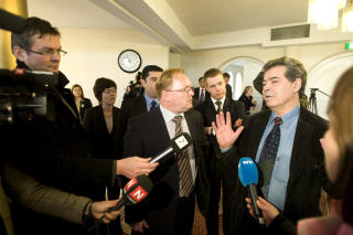 DA FRP BES�KTE SVERIGE: Nestleder Per Sandberg og andre FrP-politikere var tidligere i �r i Roseng�rd i Malm� p� studietur. Her sammen med Bejzat Becirov, direkt�r ved  Islamic Center i Roseng�rd. Bak i midten Per-Willy Amundsen
Foto: Scanpix