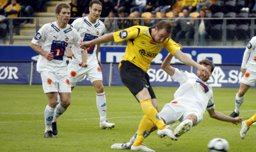 GOD VENDING: Bernt Hulsker brukte muskler da han vendte vekk Miika Koppinen og banket inn 2-0. 
Foto: Tor Erik Schr�der, Scanpix