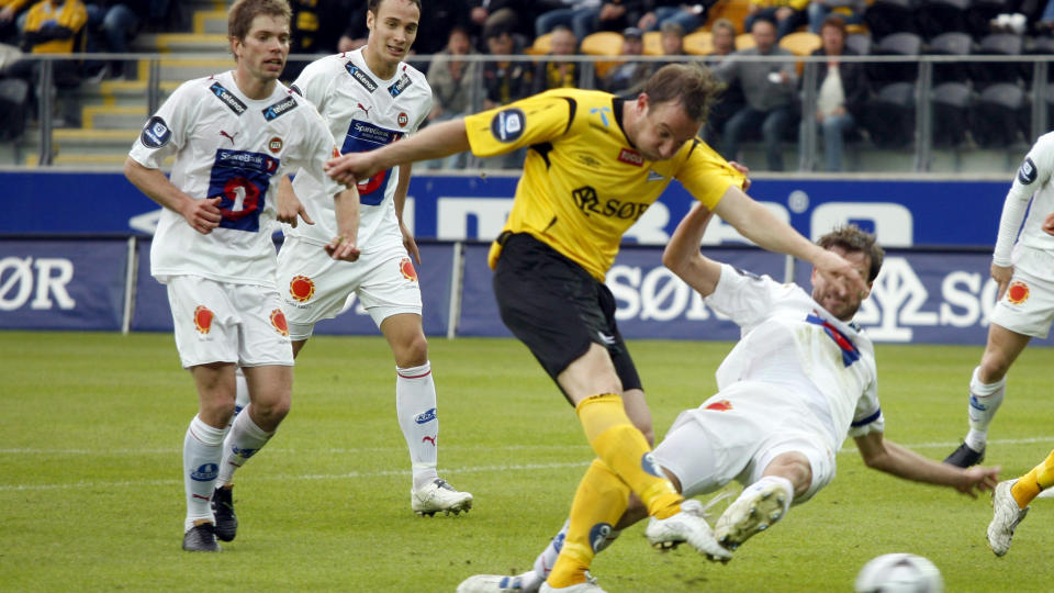 SCORET TO: Bernt Hulsker scorer det f�rste av sine to m�l og gir Start ledelsen 2-0 mot Troms�. En kamp de til slutt vant 3-1. Tre spillere fra Start-laget ble stemt inn p� rundens lag i Folkeb�rsen.Foto: Tor Erik Schr�der, Scanpix