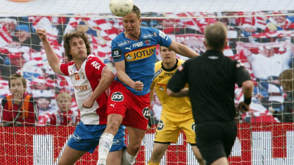 UTEN HJEMMESEIER: Fredrik Dahm og Lyn sliter med � vinne hjemmekampene. Her i duell med Sandefjords Espen Nystuen. Foto: Heiko Junge / SCANPIX