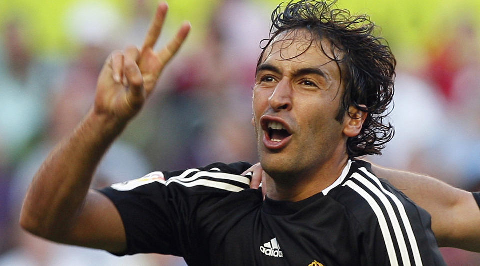 TREM�LSSCORER: Raul scoret tre av Reals fire da Sevilla ble sl�tt. Her feirer han sitt andre. Foto: Miguel Angel / AP.