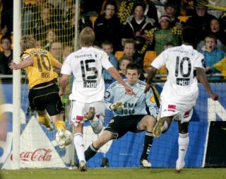 TUNNEL: Bj�rn Helge Riise satte ballen mellom beina p� Jarstein, og ga LSK ledelsen. Det holdt ikke helt inn. Foto: Stian Lysberg Solum  / SCANPIX