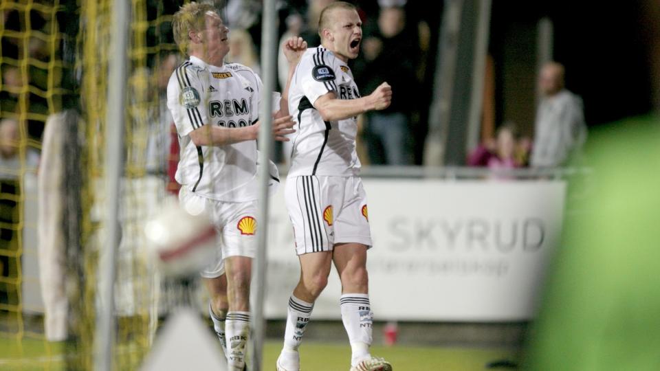AVGJORDE: Marek Sapara satte inn 2-1 for RBK, og sendte med det Lillestr�m til bunns i Tippeligaen. Her feirer han med Steffen Iversen. Foto:Stian Lysberg Solum / SCANPIX