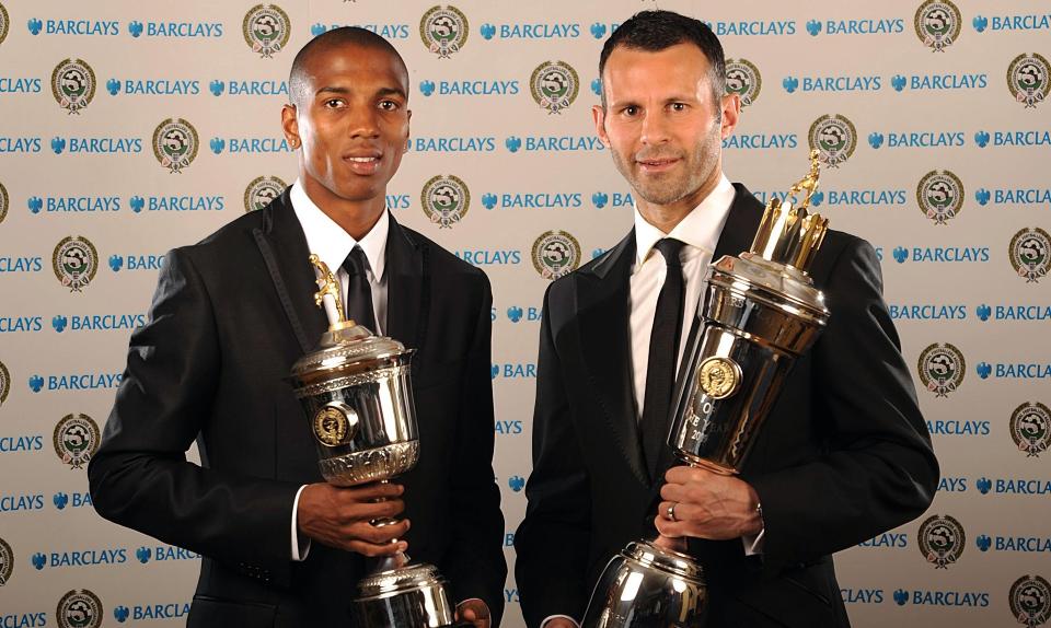 H�STET HEDER: Ryan Giggs (t.h.) har opplevd det aller, aller meste i en fantastisk fotballkarriere. Seint s�ndag kveld kunne han sette en ny pokal i skapet. 35-�ringen ble nemlig stemt fram som �rets spiller av spillerkollegene. Ashley Young fra Aston Villa ble k�ret til �rets unge spiller.Foto: SCANPIX/AP Photo, PA