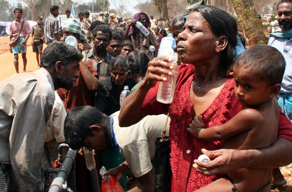 FLYKTET: Noen av de 100.000 menneskene som har flyktet fra omr�det tidligere kontrollert av LTTE st�r i k� for � f� mat og vann i en flyktningeleir ved byen Manik. Foto: Scanpi/Reuters