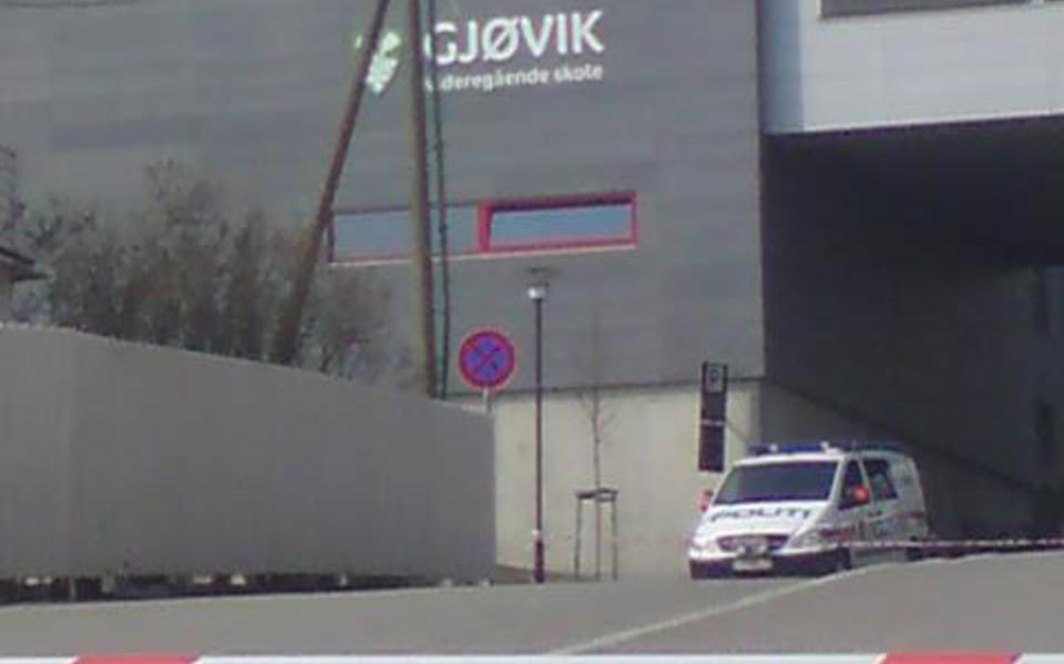 EVAKUERT: 1100 elever ble i formiddag evakuert fra Gj�vik videreg�ende skole etter at lokalavisa mottok en bombetrussel rettet mot skolen.  LESERFOTO: 2400