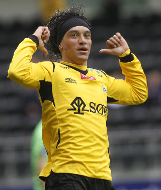 MODERNE KLASSIKER: Cristian Bola�os spektakul�re fulltreffer mot Troms� sist helg ble umiddelbart stemplet som en av de vakreste scoringene i Tippeligaen noensinne.Foto: Erling H�geland/Dagbladet