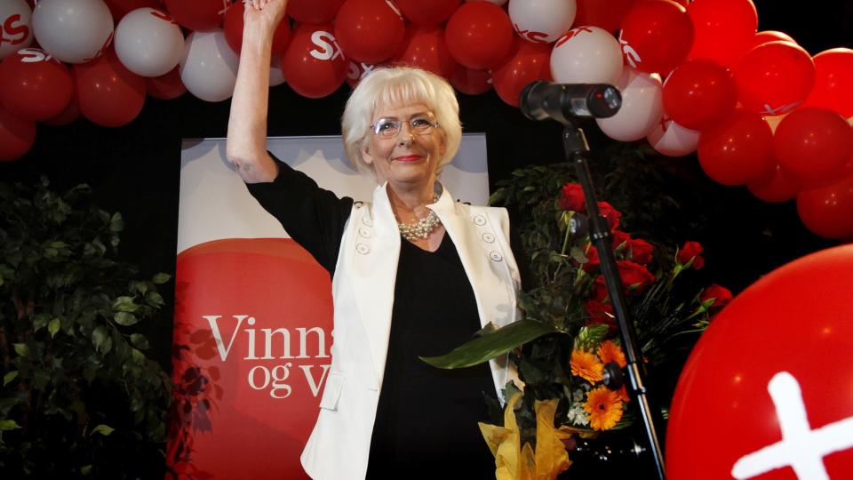VALGETS VINNER: Selvstendighetspartiet p� Island, som har sittet ved makta i 18 �r, gikk l�rdag p� sin st�rste valgsmell noensinne. Velgerne er frustrerte etter at finanskrisen rammet landet hardt og setter sin lit til sosialdemokratene og partileder J�hanna Sigurdardottir. Hun er sterk tilhenger av EU. - Hvis vi s�ker om medlemskap umiddelbart, vil vi kunne innf�re euroen i l�pet av fire �r, sa Sigurdard�ttir mens stemmegivningen fortsatt p�gikk l�rdag. Foto: Scanpix
