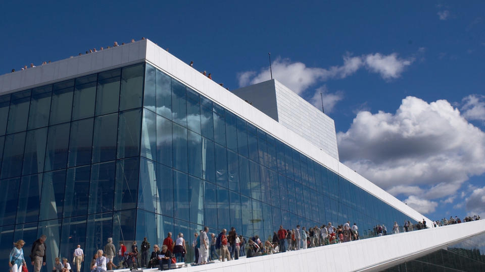 SAMLES TIL MOTMARKERING: Motstandere av Nina Karin Monsens Fritt Ord-pris vil samles p� operataket i Bj�rvika neste tirsdag. Der vil de markere sitt synspunkt mot tildelingen f�r den finner sted inne i Operaen.  Foto: Tore Urnes via Flickr (Creative Commons-lisens)