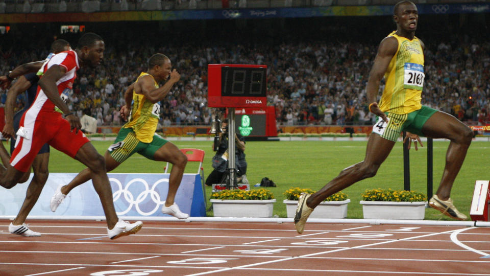 LEKTE MED KONKURRENTNE: Usain Bolt n�rmest bremset inn til verdensrekord p� 9,69 sekunder under Beijing-OL i fjor. Han tror den menneskelige grensa g�r p� 9,4 sekunder, og mener ubeskjedent nok at han kan n� den. Foto: Jerry Lampen, Reuters/Scanpix
