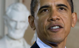 OBAMA MED OLD ABE: Det finnes mange meningsm�linger over presidentenes popularitet, og flere m�ter � regne p�. Ser man p� snittet de f�rste tre m�nedene leder Obama p� Bush med henholdsvis 63 prosent oppslutning, mot 59, if�lge Gallup. Sjekk Pollster for en sammenstilling av meningsm�lingene. Foto: AFP/Saul LOEB