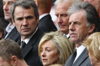 SKEPTISK: Mark Lawrenson (t.h), her under Hillsborough-markeringen 15. april, tror Michael Owen ikke b�r f� spille for Newcastle. Foto: REUTERS/Phil Noble