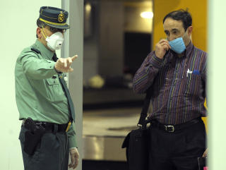 FRA SMITTEOMR�DENE: En reisende fra Mexico f�r instruksjoner p� Madrids flyplass. Spania fikk i dag Europas f�rste bekreftede tillfelle av svineinfluensa. Foto: AFP/SCANPIX