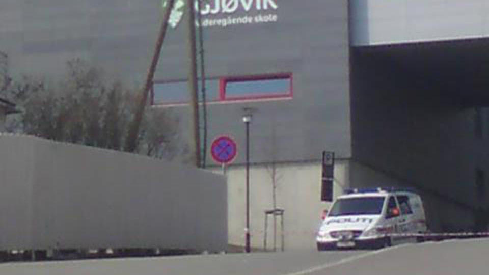 SKOLEN EVAKUERT:  Bombetrusselen mot Gj�vik Videreg�ende viste seg � v�re falsk alarm. Foto: LESERFOTO: 2400