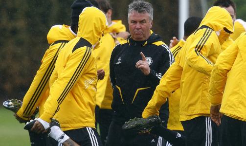 HODEBRY: Guus Hiddink har en utfordring. Ikke bare m� Chelsea stoppe Lionel Messi, de m� ogs� klare det uten hans f�rstevalg p� backen. Foto: REUTERS