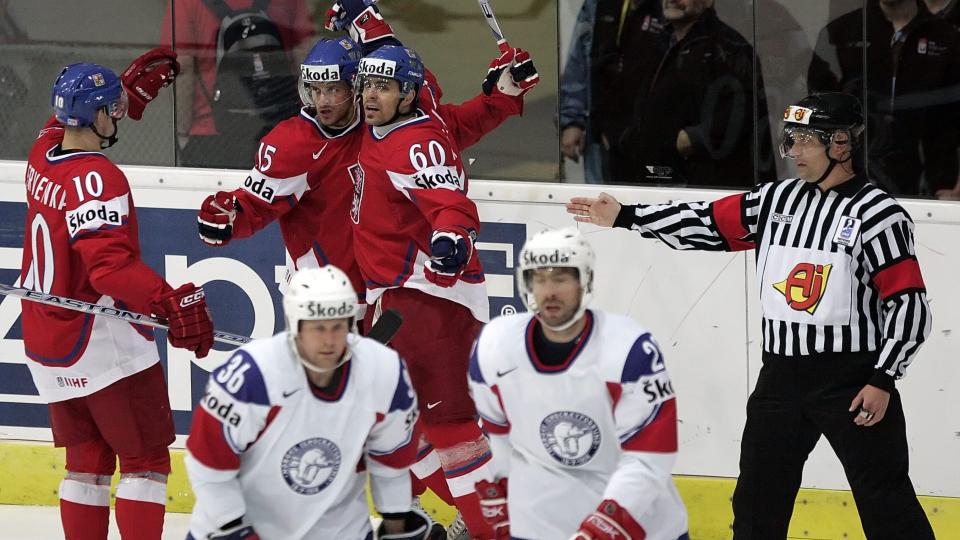 OVERLEGEN START: Tsjekkerne vant f�rsteperioden 3-0 og da ble det vanskelig for Norge - selv om Roy Johansens menn slo godt fra seg i mellomperioden. Foto: AP