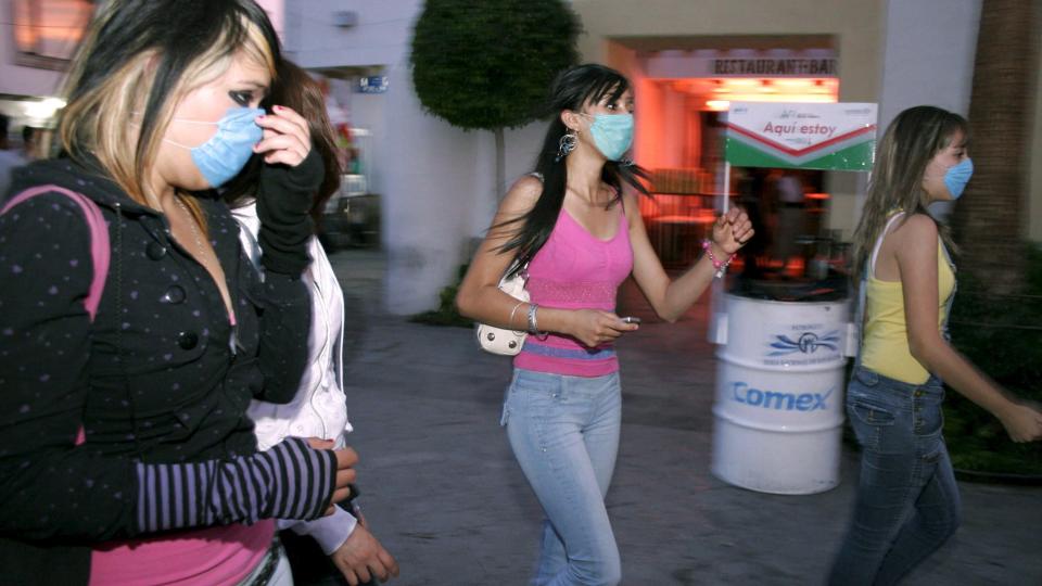 BRUKER MUNNBIND: Innbyggere i den meksikanske byen Aguascalientes beskytter seg med munnbind, men Verdens helseorganisasjon frar�der ingen til � dra til de influensarammede omr�dene. Foto:  EPA/LEOPOLDO SMITH/SCANPIX