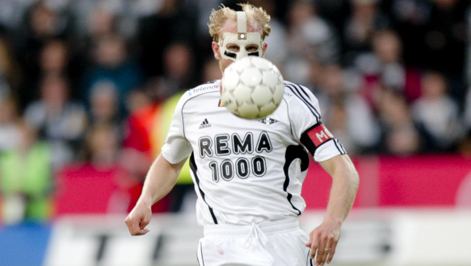 MASKE-MIKAEL: Mikael Dorsin spilte med maske mot Lillestr�m. N� vil han fjerne den. Foto: Stian Lysberg Solum / SCANPIX