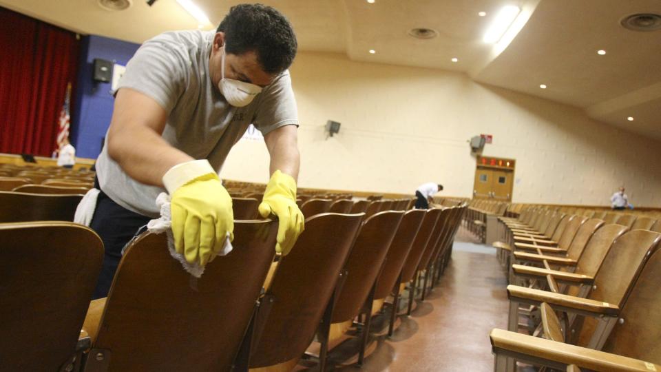 SKRUBBER: Ikledd ansiktsmasker rengj�r personalet St. Francis Preparatory School i Queens, New York. Flere tillfeller av svineinfluensa er bekreftet hos elever, etter en tur til Mexico hvor sykdommen f�rst hadde utbrudd. Foto: EPA/SCANPIX