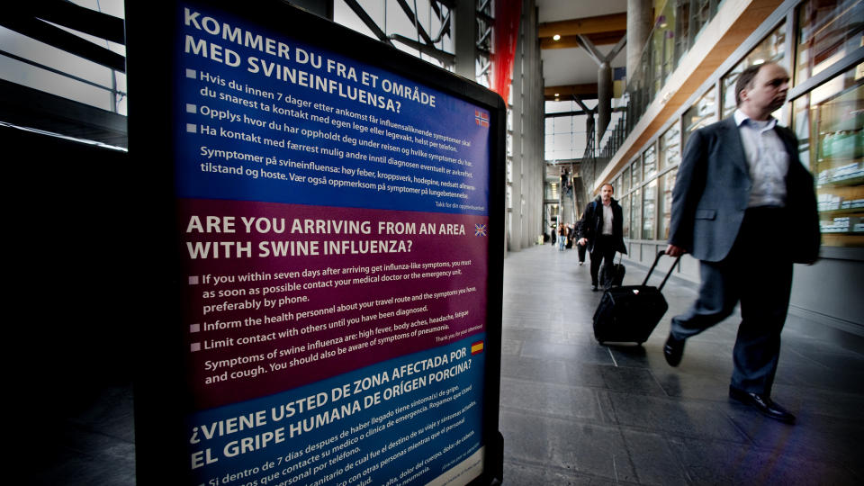 BLIR M�TT MED PLAKAT: Nordmenn og andre reisende som kommer til Norge ble m�tt av denne opplysningsplakaten da de ankom Gardermoen i kveld. Foto: JOHN TERJE PEDERSEN