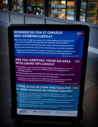 OPPLYSER: Norske helsemyndigheter opplyser hjemreisende p� flyplasser i Norge etter pandemifaren. Foto: JOHN TERJE PEDERSEN