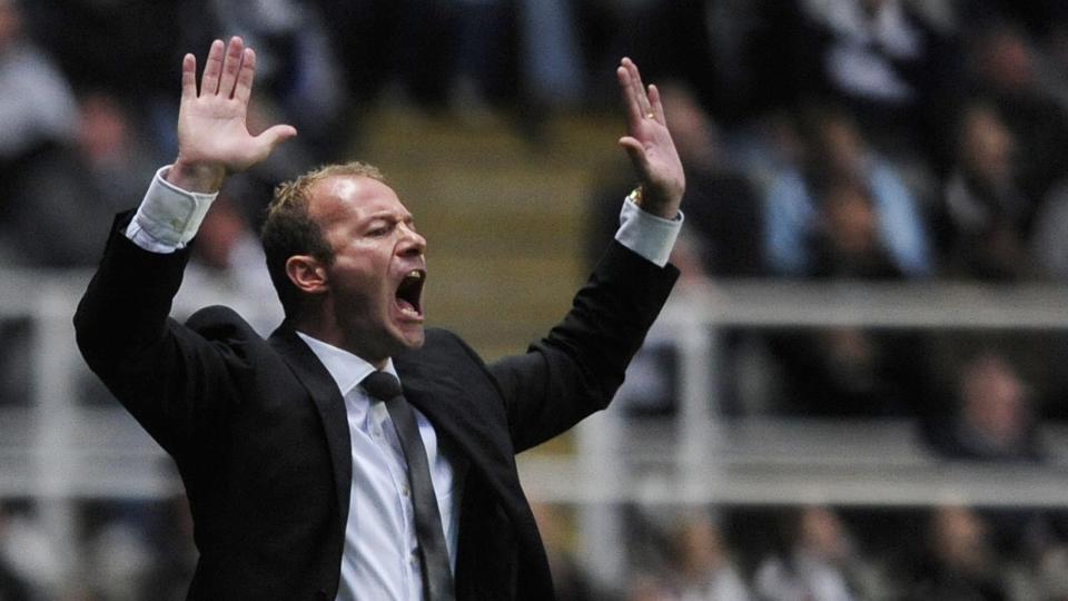 FORTVILET: Alan Shearer s� sine angrepsspillere misse sjanse etter sjanse. Foto: REUTERS