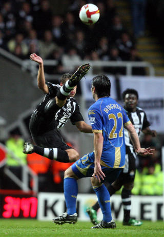 T�FF KRIG: Alan Smith ofrer alt, men det holdt bare til ett poeng. Foto: AP
