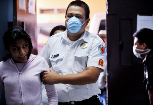 UNNTAKSTILSTAND: I Mexico City har mye av gigantbyens vanlige aktiviteter stoppet opp, og alle har fokus p� svineinfluensa-epidemien. Her f�res en pasient inn til sjekk ved et sykehus i byen.