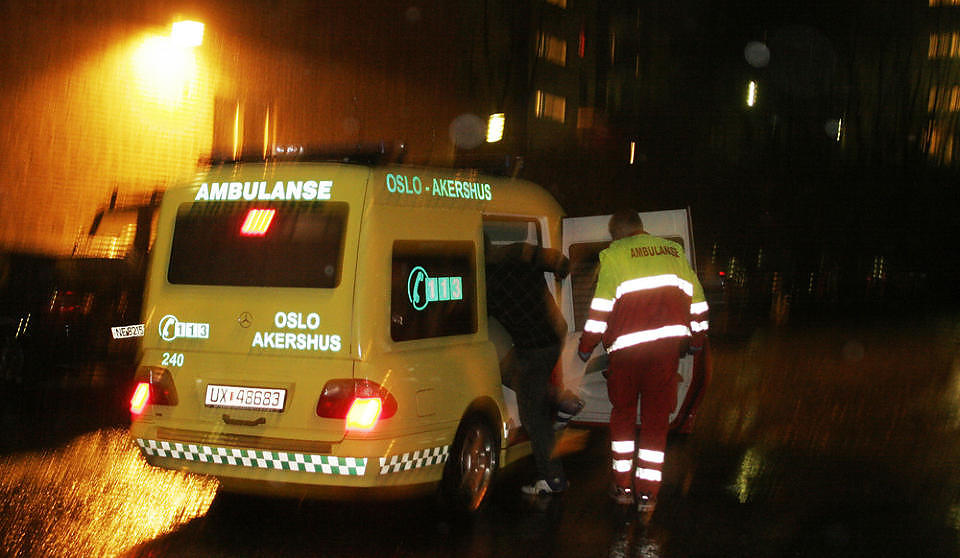 HENTET AV AMBULANSE: Ransofferet i 20-�ra ble fraktet til Oslo kommunale legevakt etter hendelsen, men kunne selv spasere inn i ambulansen. Foto: FRANK EVENSEN