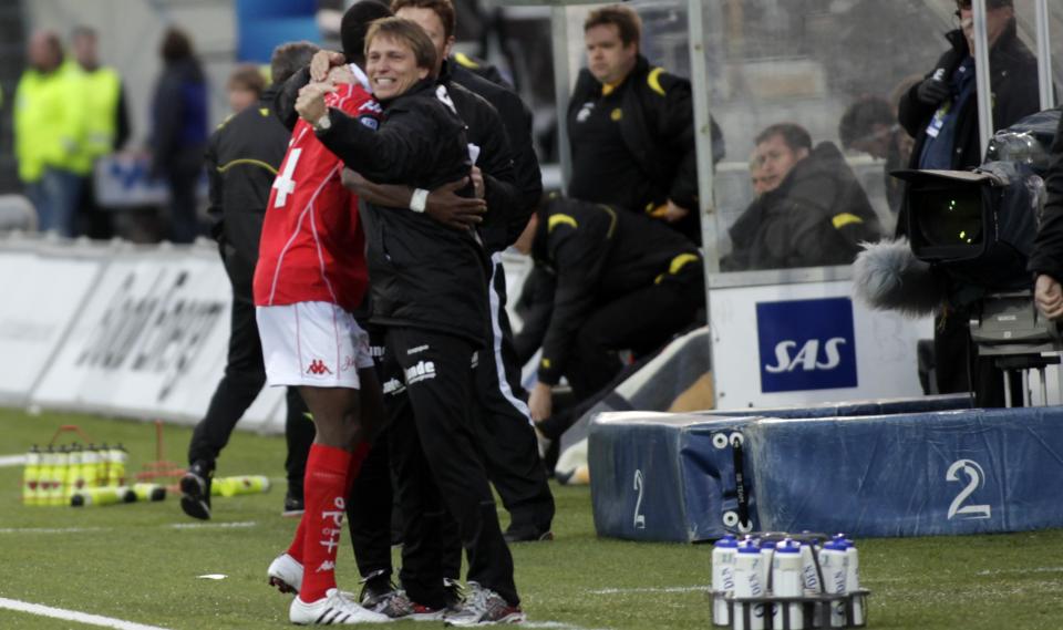 �RETS F�RSTE BRANN-JUBEL: Brann-trener Steinar Nilsen gleder seg over sesongens f�rste trepoenger sammen med Tijan Jaiteh.Foto:  Anders Vanderloock  / SCANPIX
