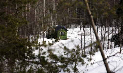 VED PUKKVERK: Den tiltalte 38-�ringen forklarte i retten hvordan han bar kvinnen til hytta, angivelig fordi hun bare hadde p� seg t�fler og ikke kunne g� i sn�en i februar i fjor. Foto: Geir B�lstad