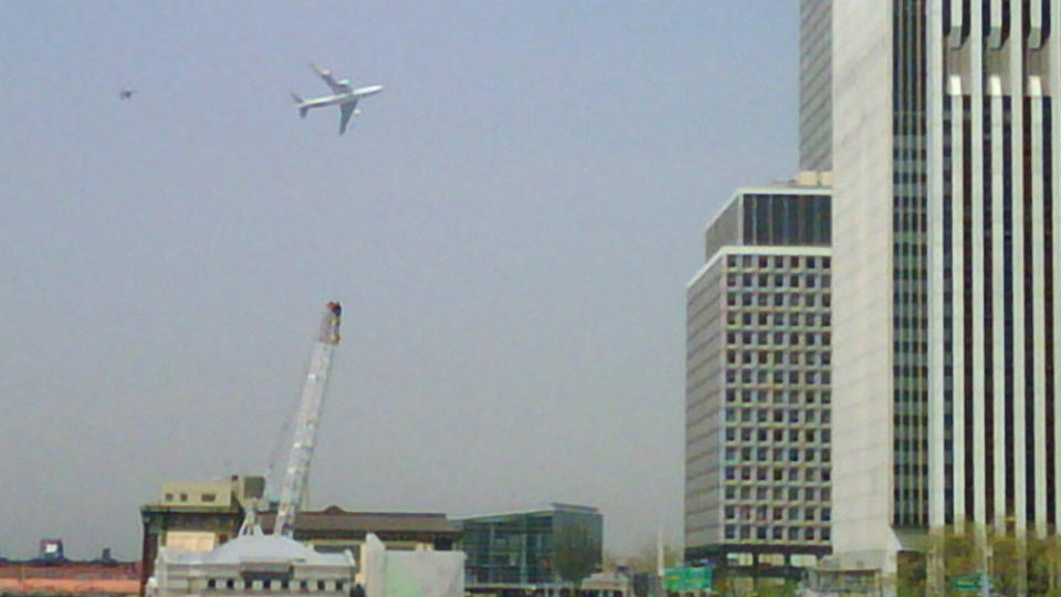 SKUMMELT SYN: Et av presidentens fly skapte panikk p� Manhattan i New York da det fl�y lavt over byen med et jagerfly like bak. Minnene fra 11. september 2001 ble sterke for mange amerikanere. Foto: Jason McLane/Scanpix