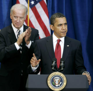 KRISEPAKKA I BOKS: Barack Obama og visepresident Joe Biden i Denver i februar for � signere krisepakka p� 787 milliarder dollar. Foto: AP/Rocky Mountain News, Joe Mahoney