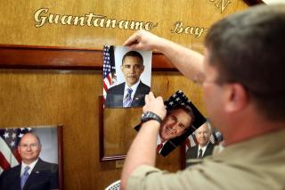 SKIFTET UT P� GUANTANAMO: 20. januar skiftet personalet p� Guantanamo ut bildet av president Bush med Obamas portrett. P� den tredje arbeidsdagen sin sa Obama at Guantanamo skal legges ned. Foto: AP/Brennan Linsley
