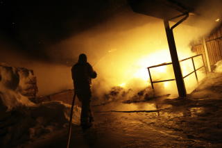 STORBRANN: Politiet mistenkte tidlig at brannene var p�satt. Foto: Peder Gjers�e / SCANPIX