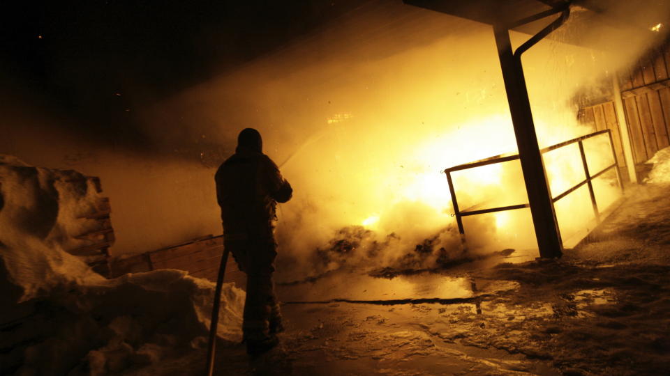 KAN V�RE BRANNFARLIG � SKRU P� OM NATTA:  Denne brannen i T�nsberg er trolig p�satt, men norsk brannvernforening advarer mot � skru p� vaskemaskin og t�rketrommel om natta. Foto: Peder Gjers�e / SCANPIX